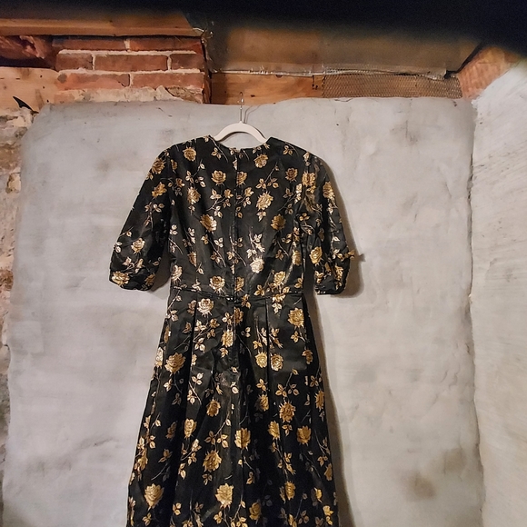 Vintage 40's classic brocade dress w/ keyhole neck & metallic gold roses - Picture 14 of 16